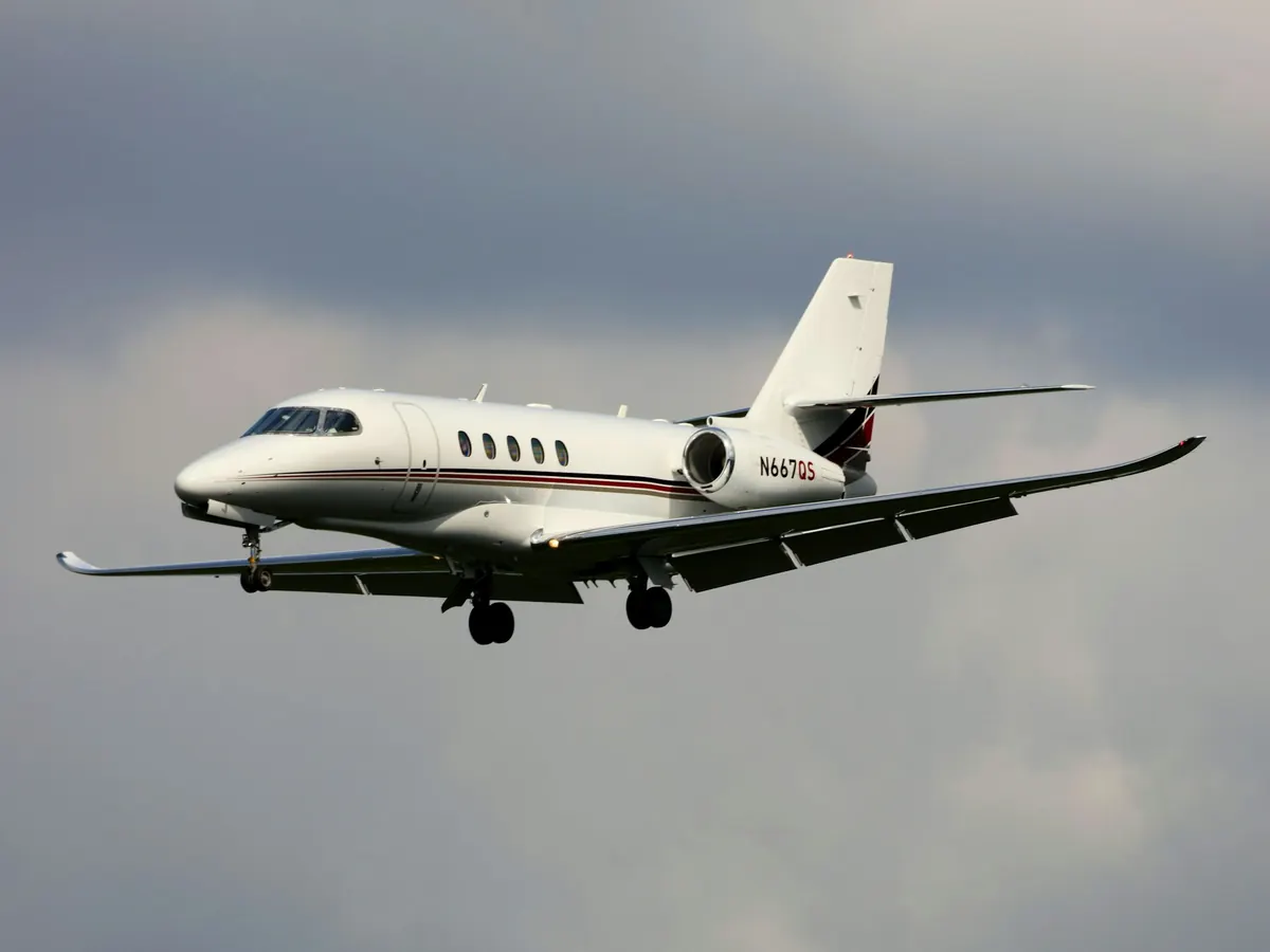Super-midsize jet category example